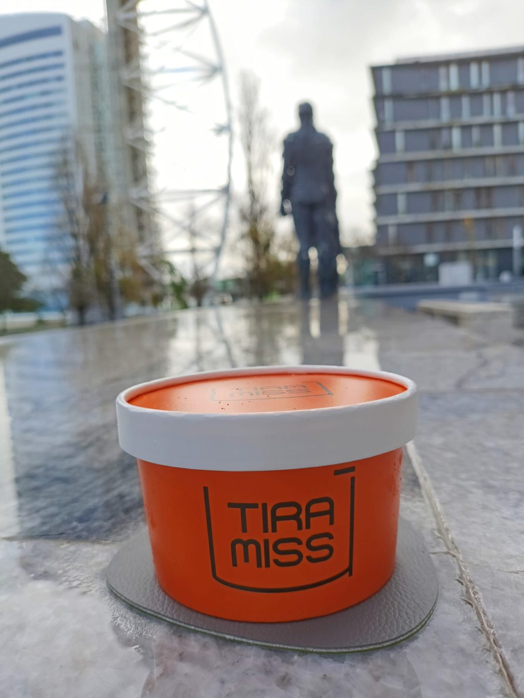 Copa TiraMissÙ fechada no Parque das Nações, com a estátua e as torres ao fundo